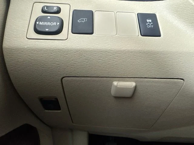 Used 2014 Gold Toyota LE image 19