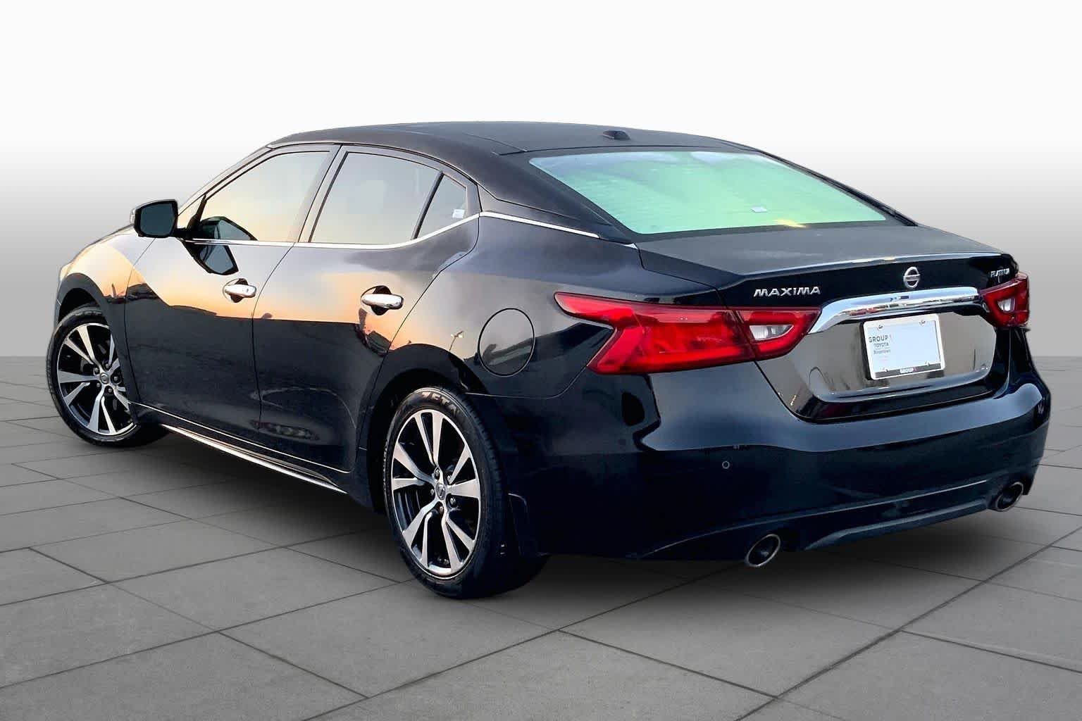 Used 2017 Super Black Nissan Platinum image 12
