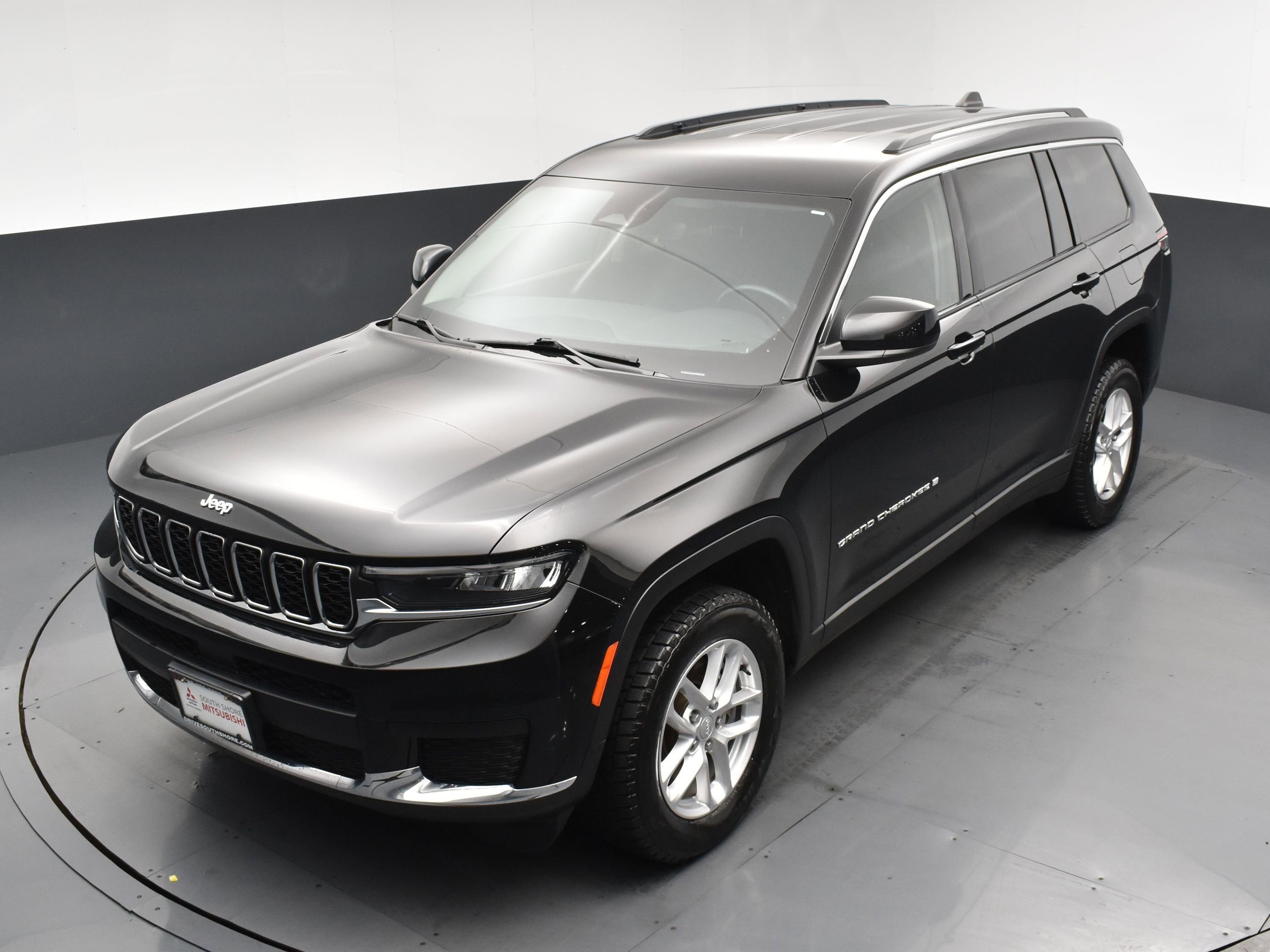 Used 2022 Diamond Black Crystal Pearlcoat Jeep Laredo image 23