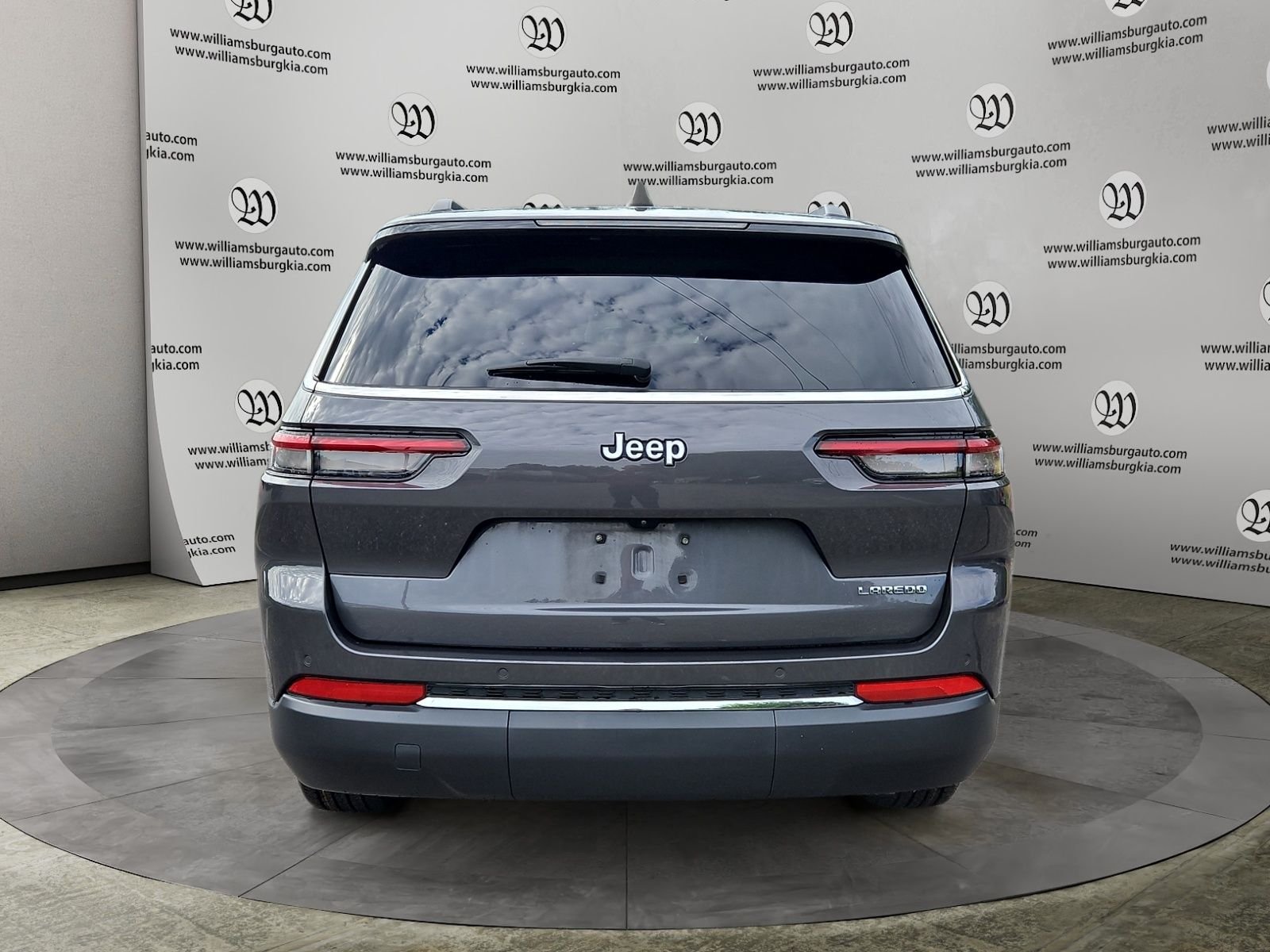Used 2023 Gray Jeep Laredo image 4