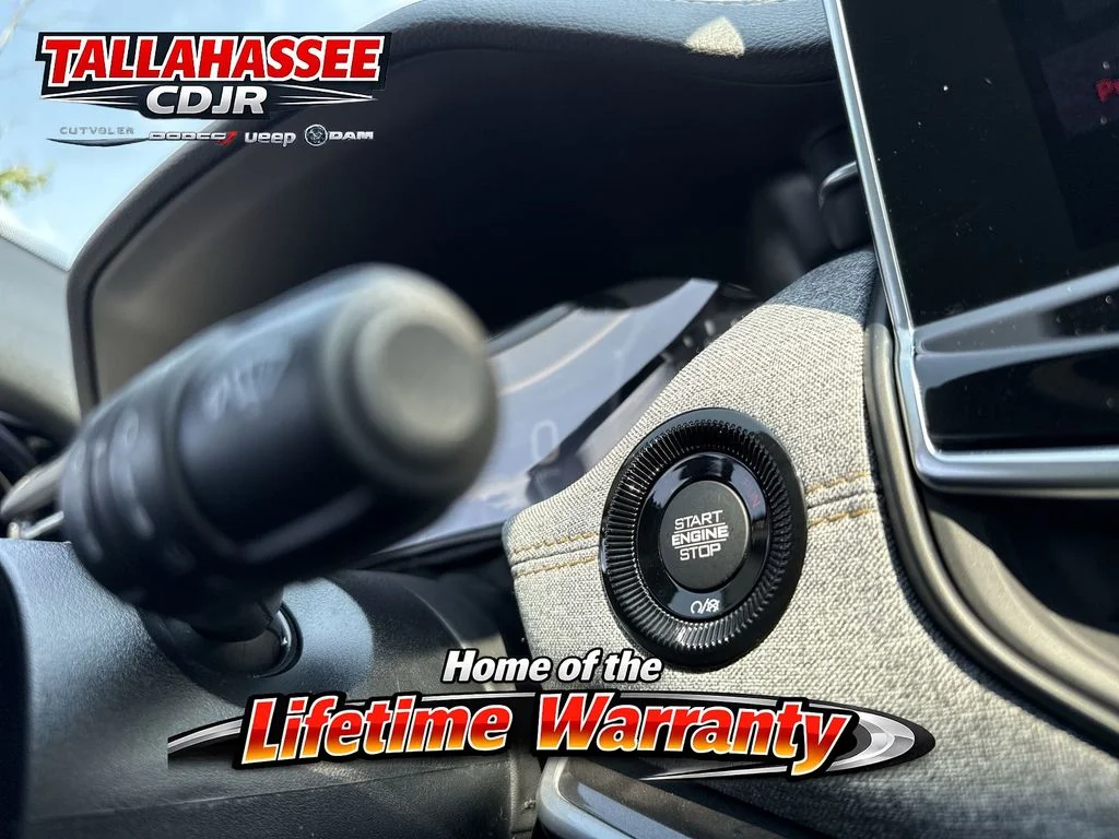 New 2026 Diamond Black Crystal Pearl-Coat Exterior Paint Jeep Latitude image 21