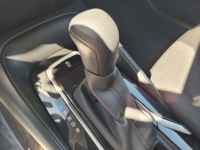 Used 2022 White Toyota LE image 20