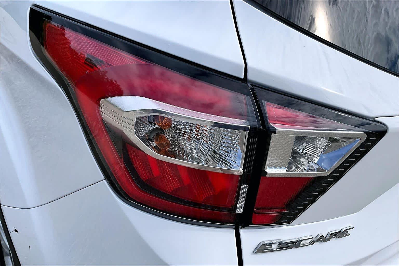 Used 2018 Oxford White Ford SEL image 28