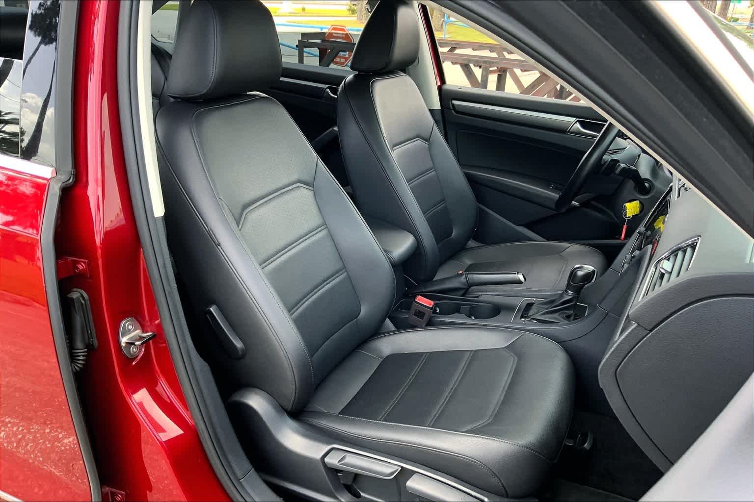 Used 2017 Fortana Red Volkswagen R-Line w/Comfort Pkg image 8