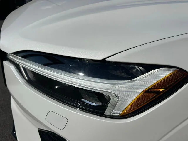 Used 2025 White Volvo T8 Plus image 8