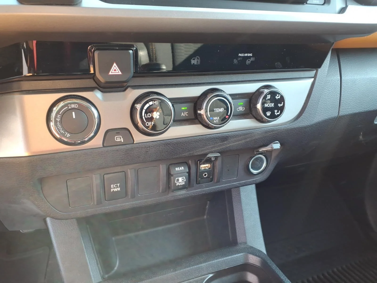 Used 2018 White Toyota  image 7
