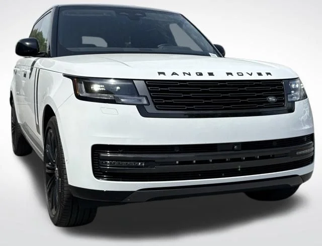 Used 2025 White Land Rover SE image 7