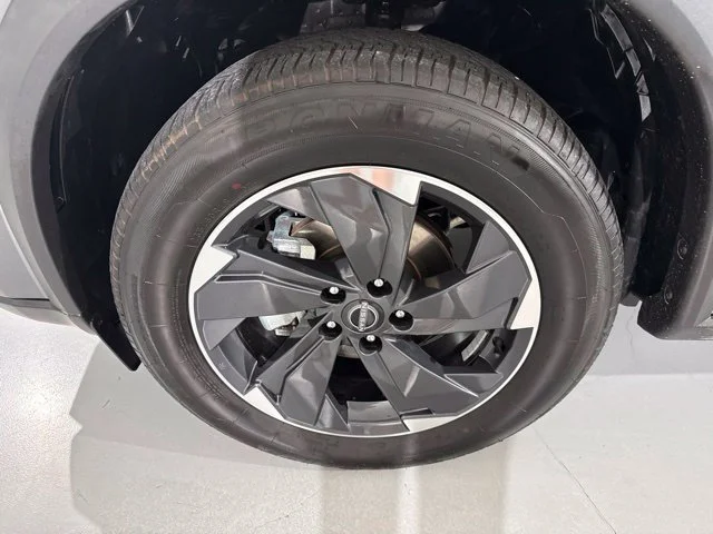 Used 2024 Gray Nissan SV image 4