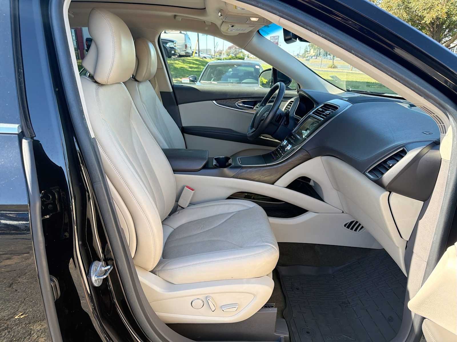 Used 2018 Black Velvet Lincoln Reserve image 15