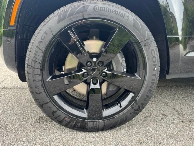 New 2026 Santorini Black Land Rover X-Dynamic SE image 2
