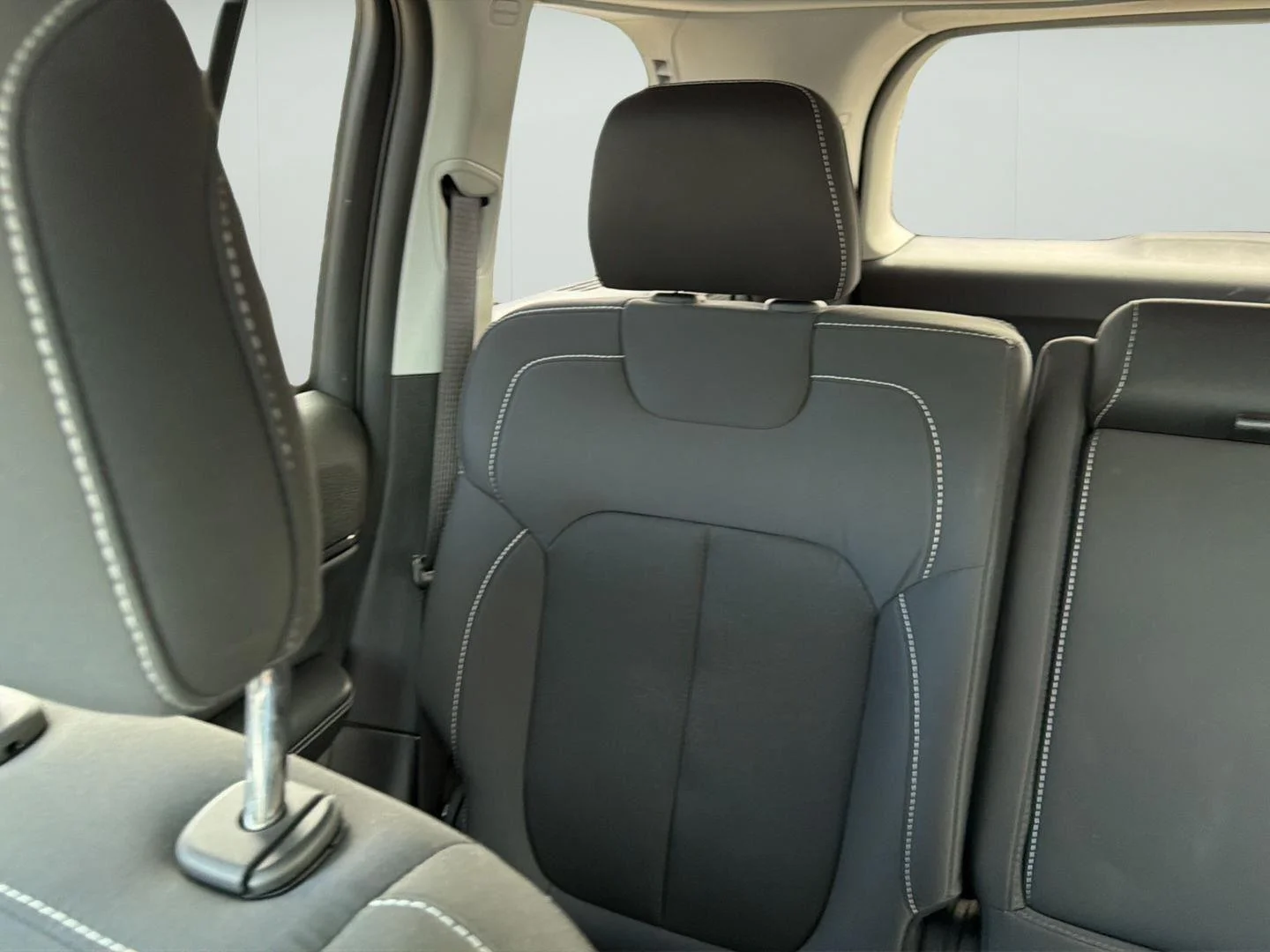 Used 2023 Diamond Black Crystal Pearlcoat Jeep Laredo image 16