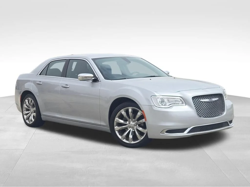 2021 Chrysler 300 Touring's photo