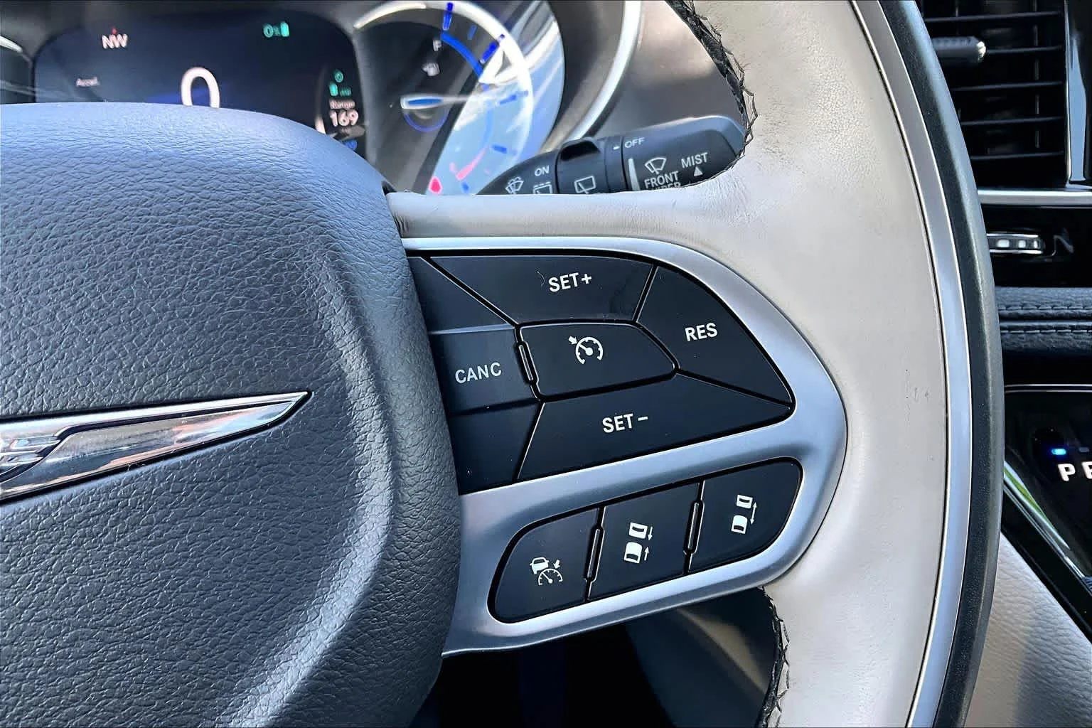 Used 2018 Brilliant Black Crystal Pearlcoat Chrysler Hybrid Limited image 24