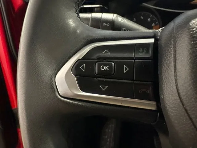 Used 2024  Jeep Limited image 18