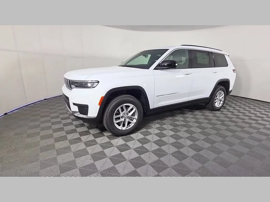 New 2026 Bright White Clear-Coat Exterior Paint Jeep Laredo X image 37