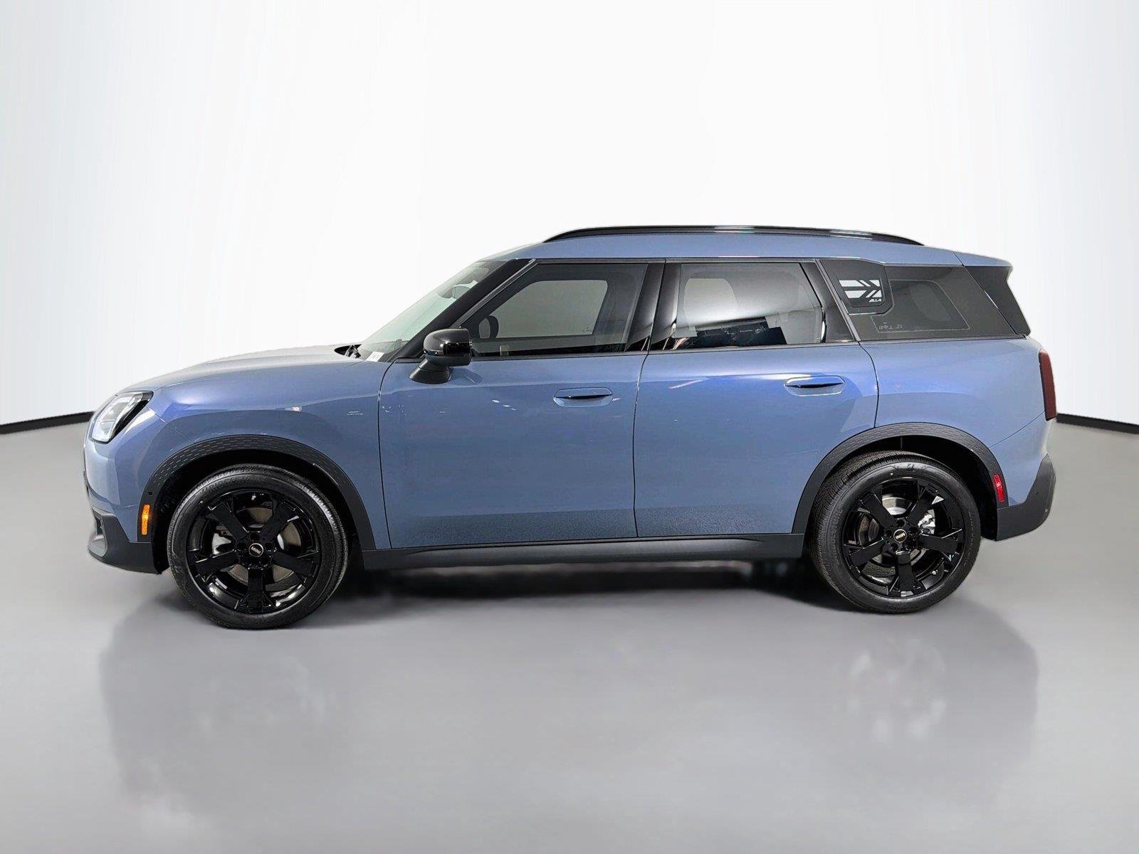 New 2027 Slate Blue Metallic MINI Signature Plus image 8