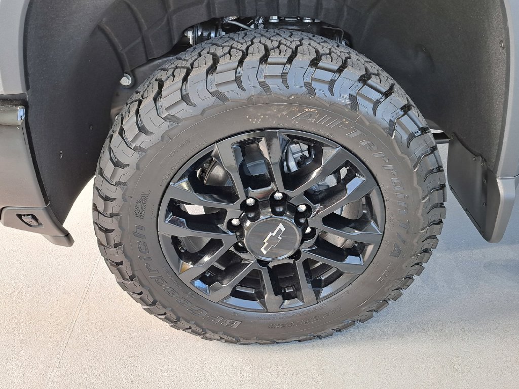 2026 Chevrolet Silverado 2500 HD LTZ Crew Cab Pickup Slide 15
