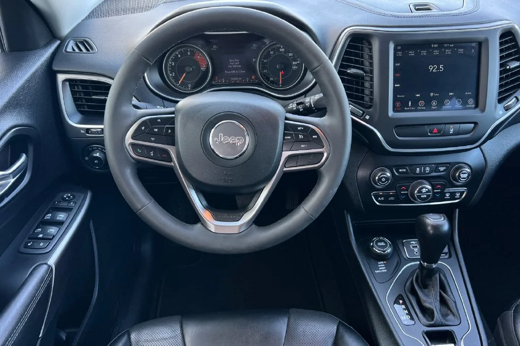 Used 2022 White Jeep Latitude Lux image 17