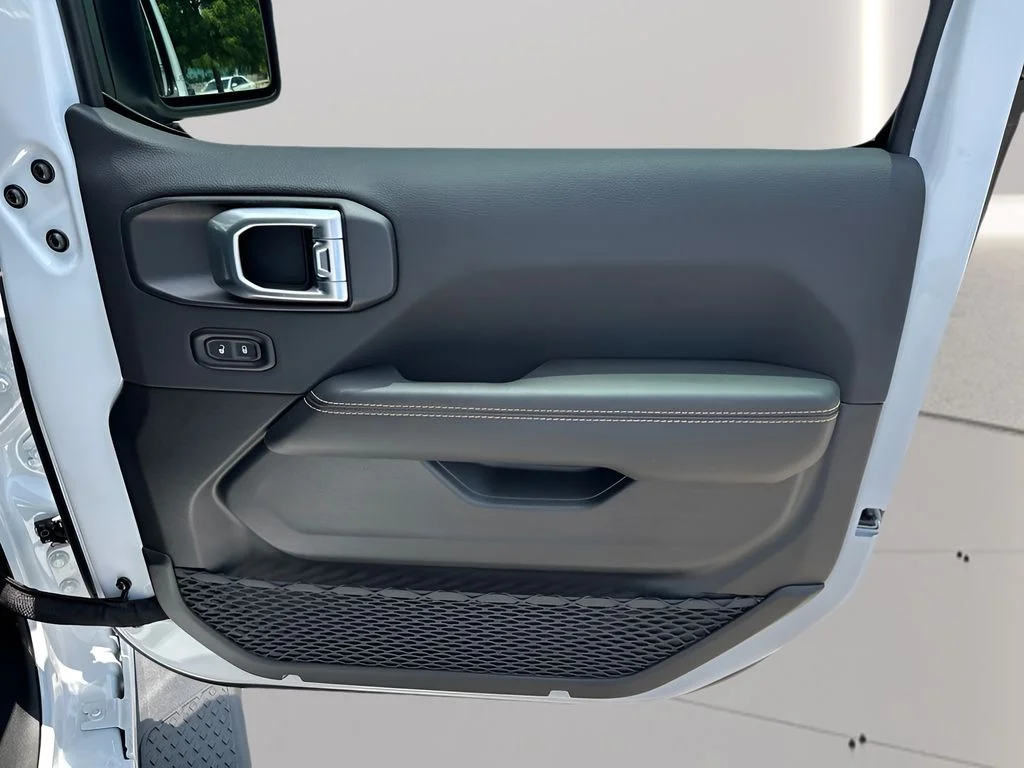 New 2026 Bright White Clear-Coat Exterior Paint Jeep Texas Trail image 35