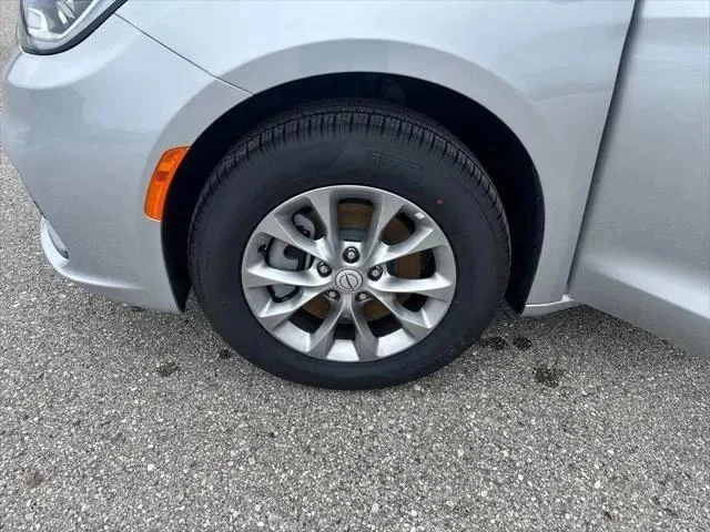 2026 Chrysler Pacifica Select - Photo 10