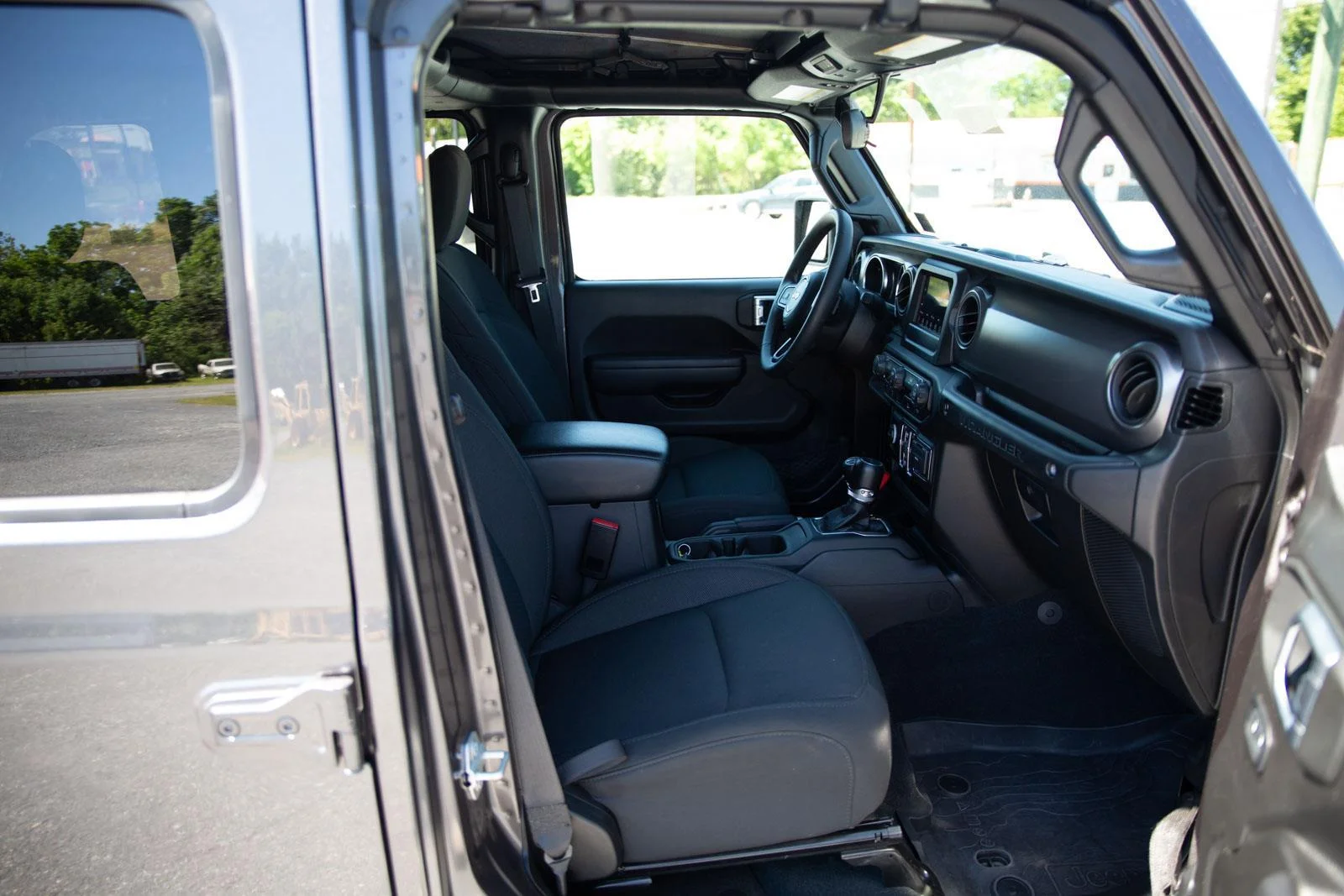 Used 2023 Granite Crystal Metallic Clearcoat Jeep SW image 23