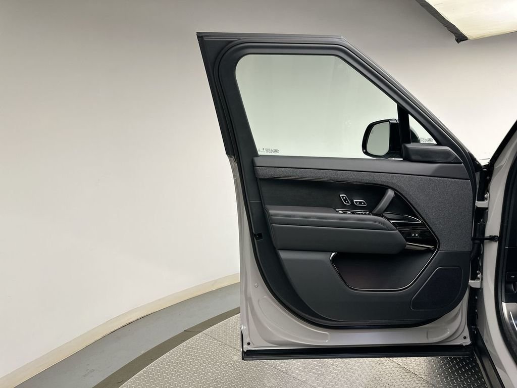 New 2026 Borasco Grey Land Rover Dynamic SE image 9