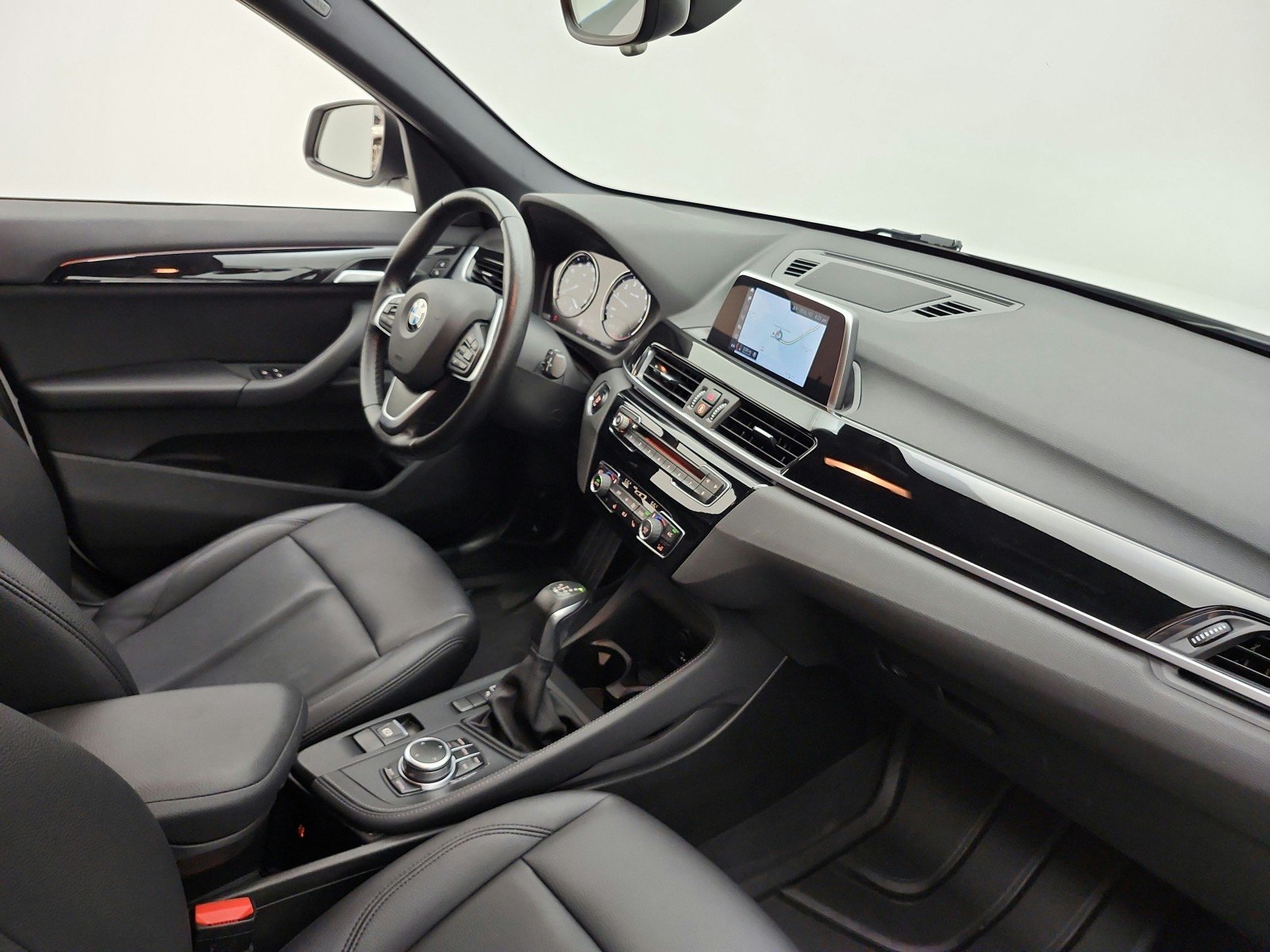 Used 2019 Alpine White BMW sDrive28i Sports Activity Vehicle image 17