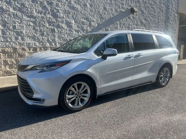 2022 Toyota Sienna Platinum 7-Passenger Hybrid FWD's photo