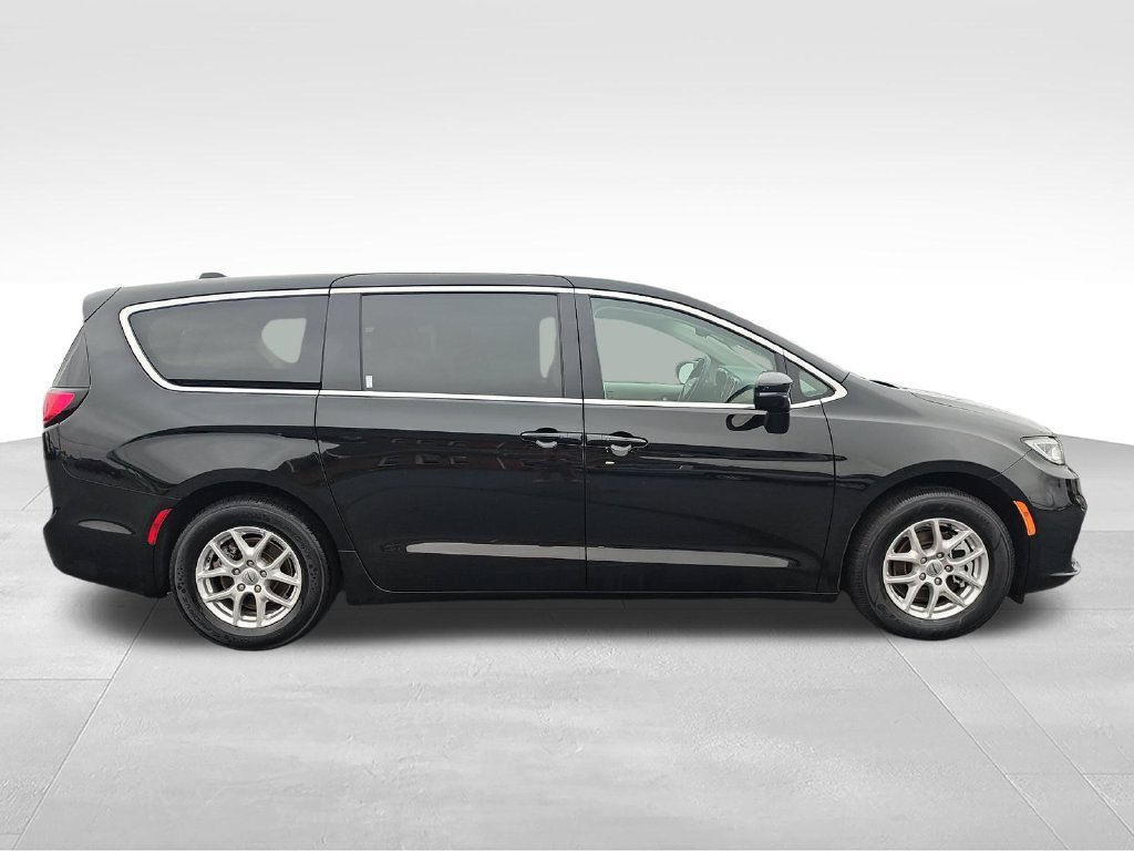 Used 2024 Black Chrysler Touring L image 6