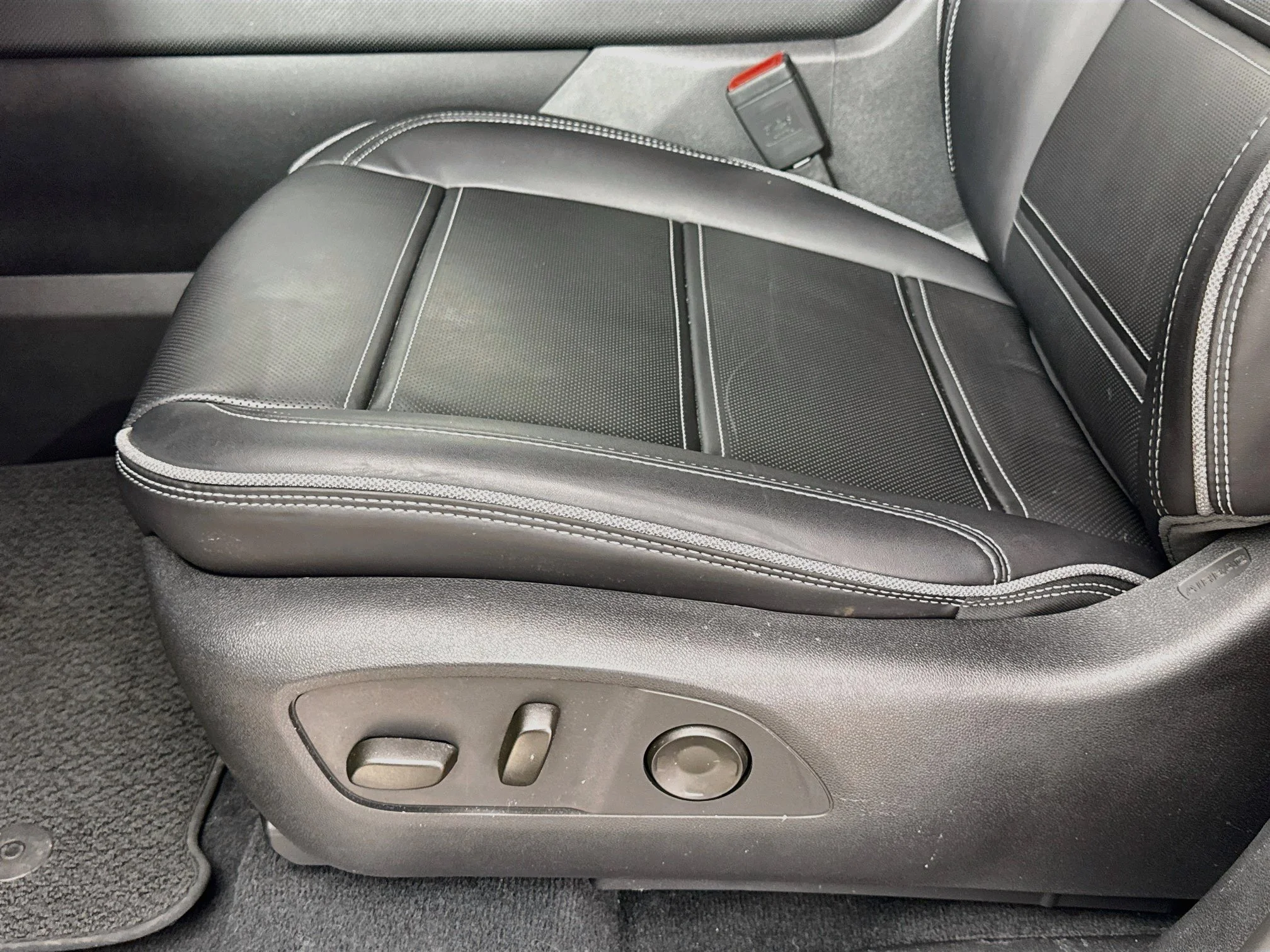 Used 2025 Onyx Black GMC Max Range Denali image 22