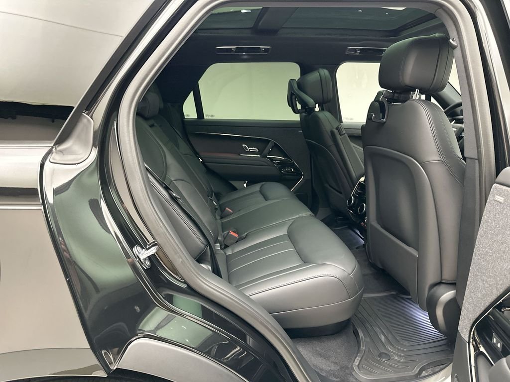 New 2026 Santorini Black Metallic Land Rover Dynamic SE image 7