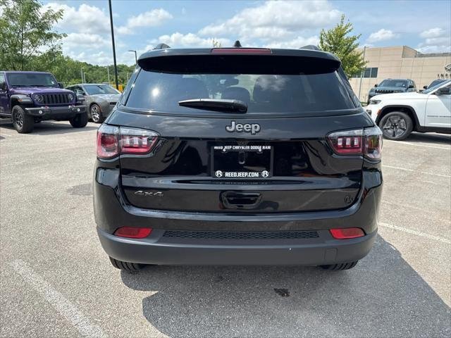 New 2026 Diamond Black Crystal Pearl-Coat Exterior Paint Jeep Latitude image 7