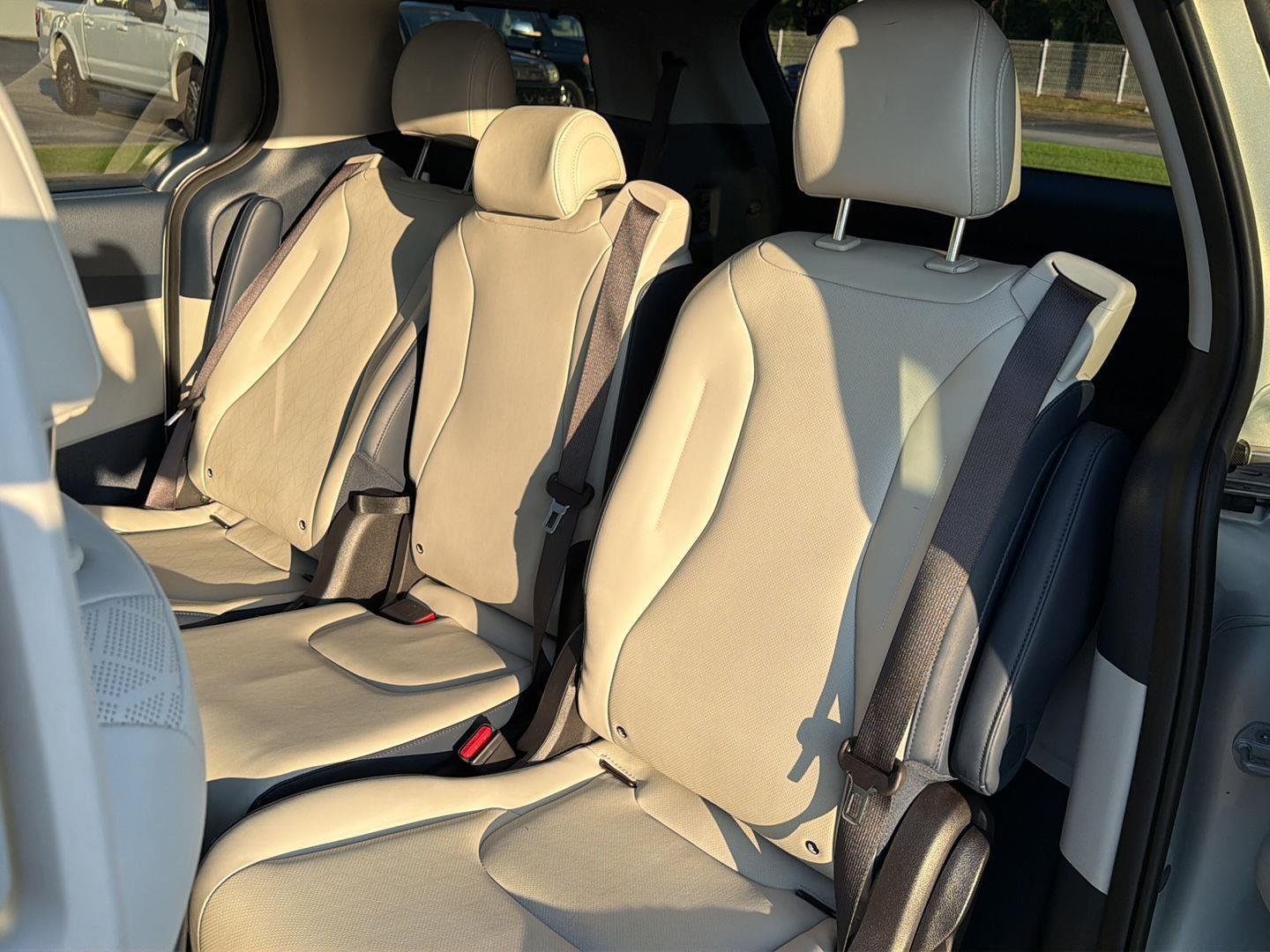 Used 2025 Ivory Silver Gloss Kia SX image 29