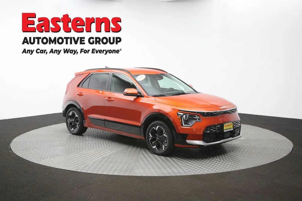 Used 2023 Red Kia Wind image 47