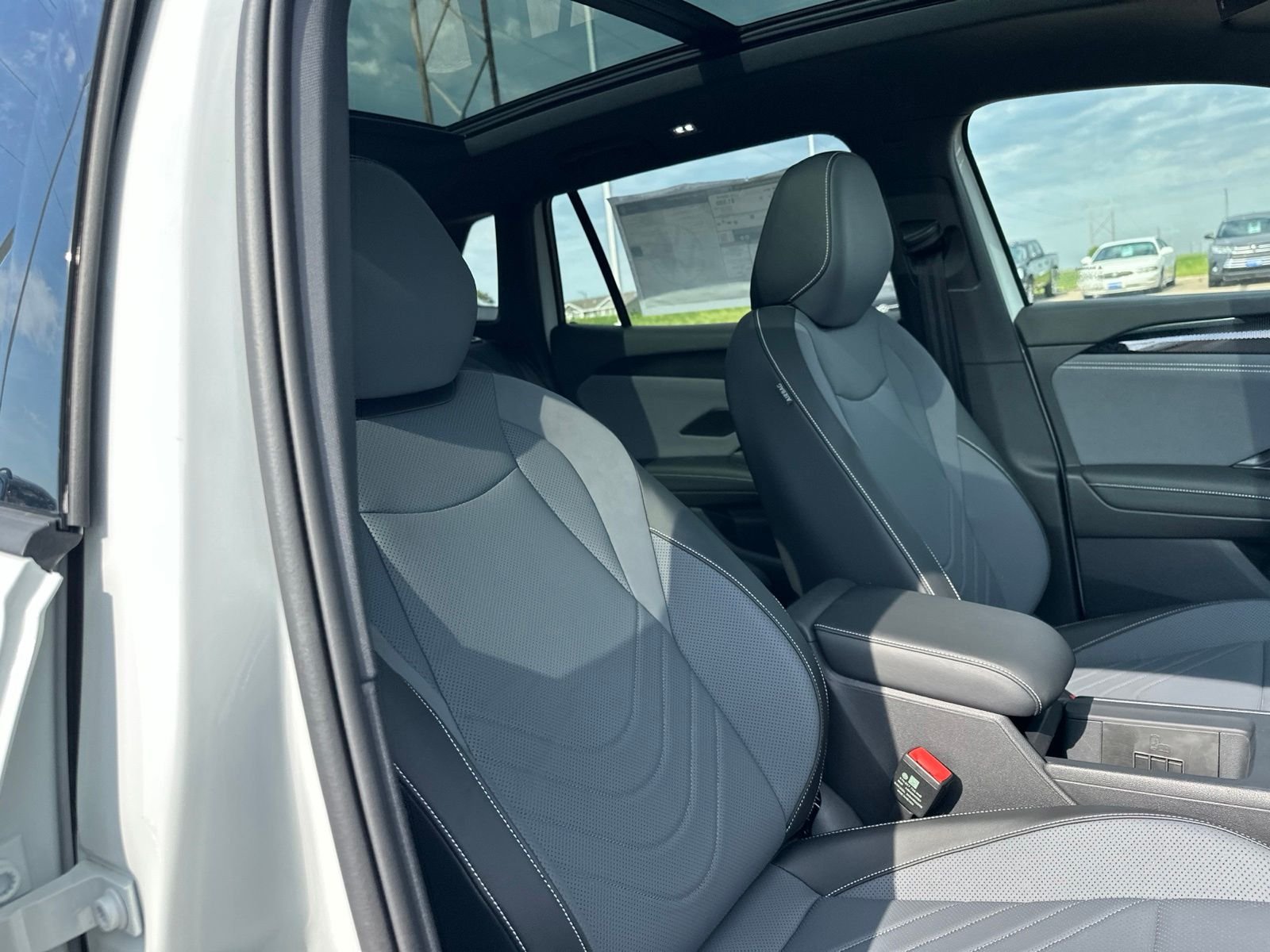 New 2026 White/off-white Volkswagen 2.0T SE R-Line Black image 37