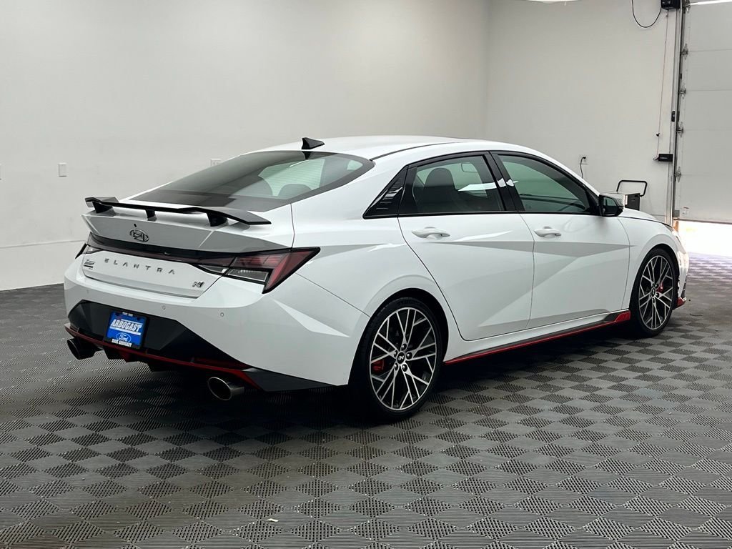 Used 2022 White Hyundai Base image 9