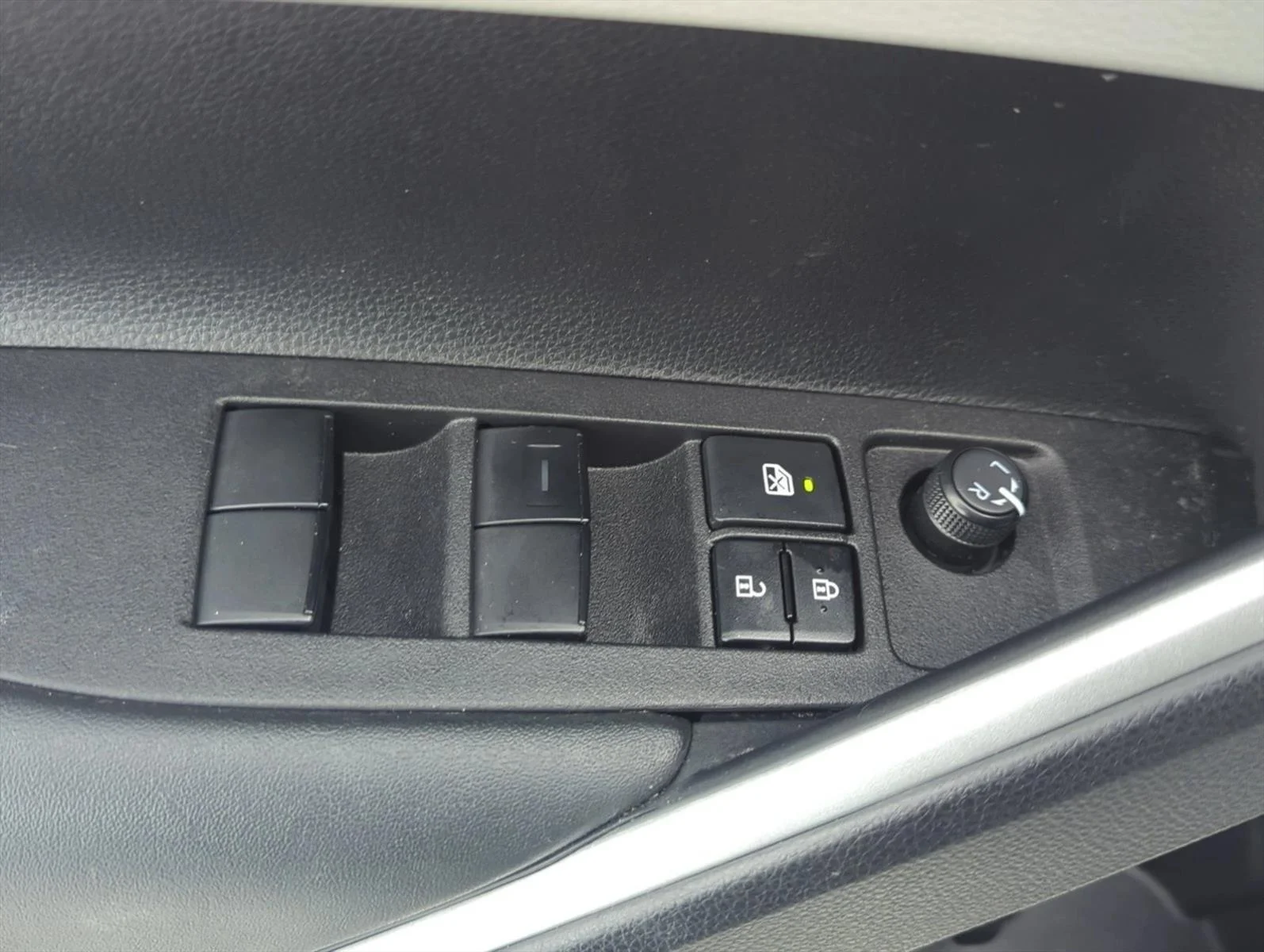 Used 2025 Sonic Silver Toyota L image 7