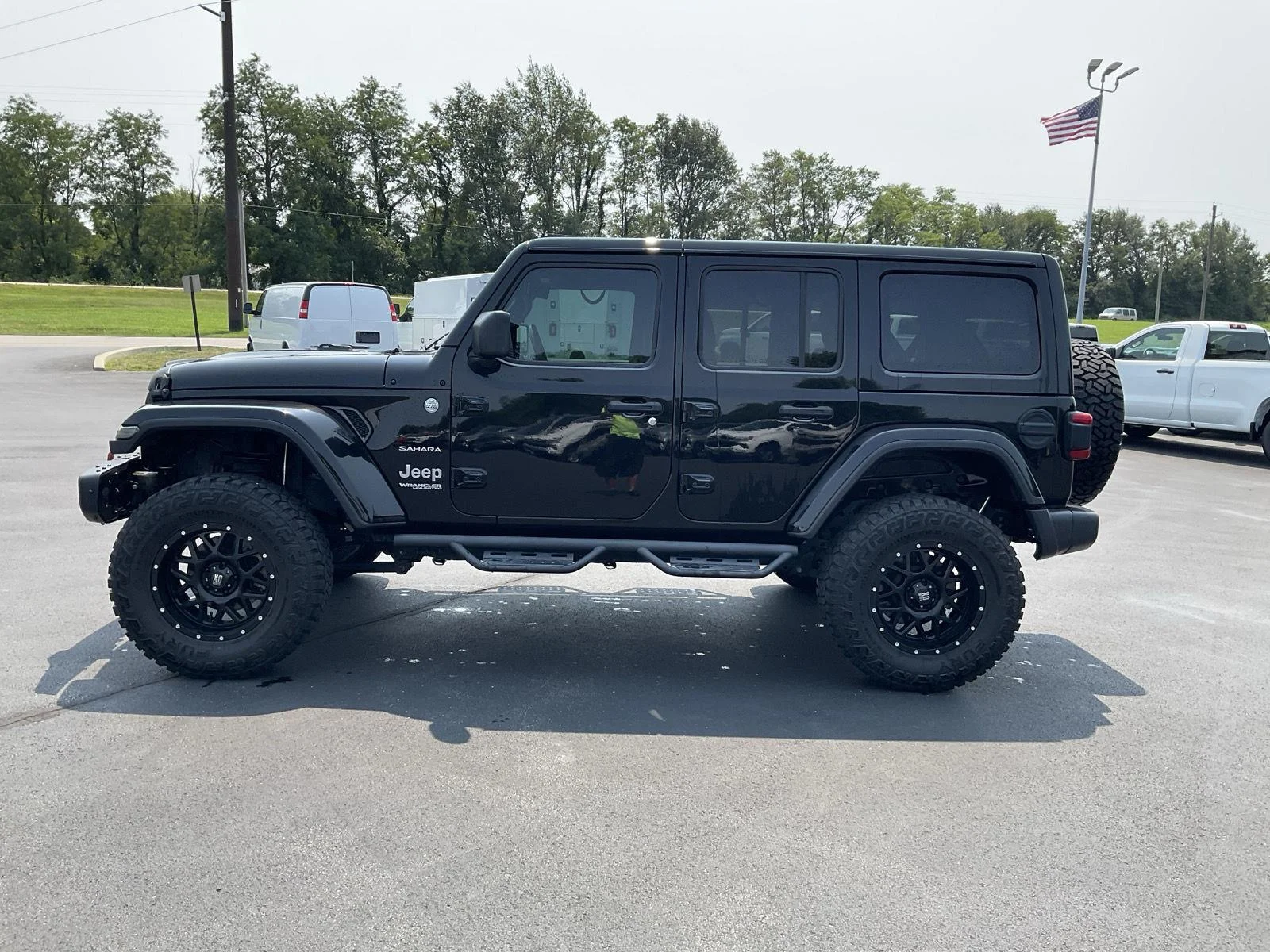 Used 2018 Black Clearcoat Jeep Sahara image 4