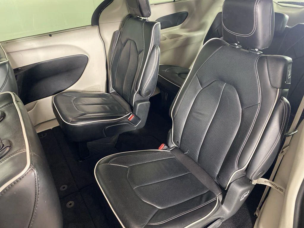 Used 2023 Ceramic Gray Clearcoat Chrysler Limited image 18