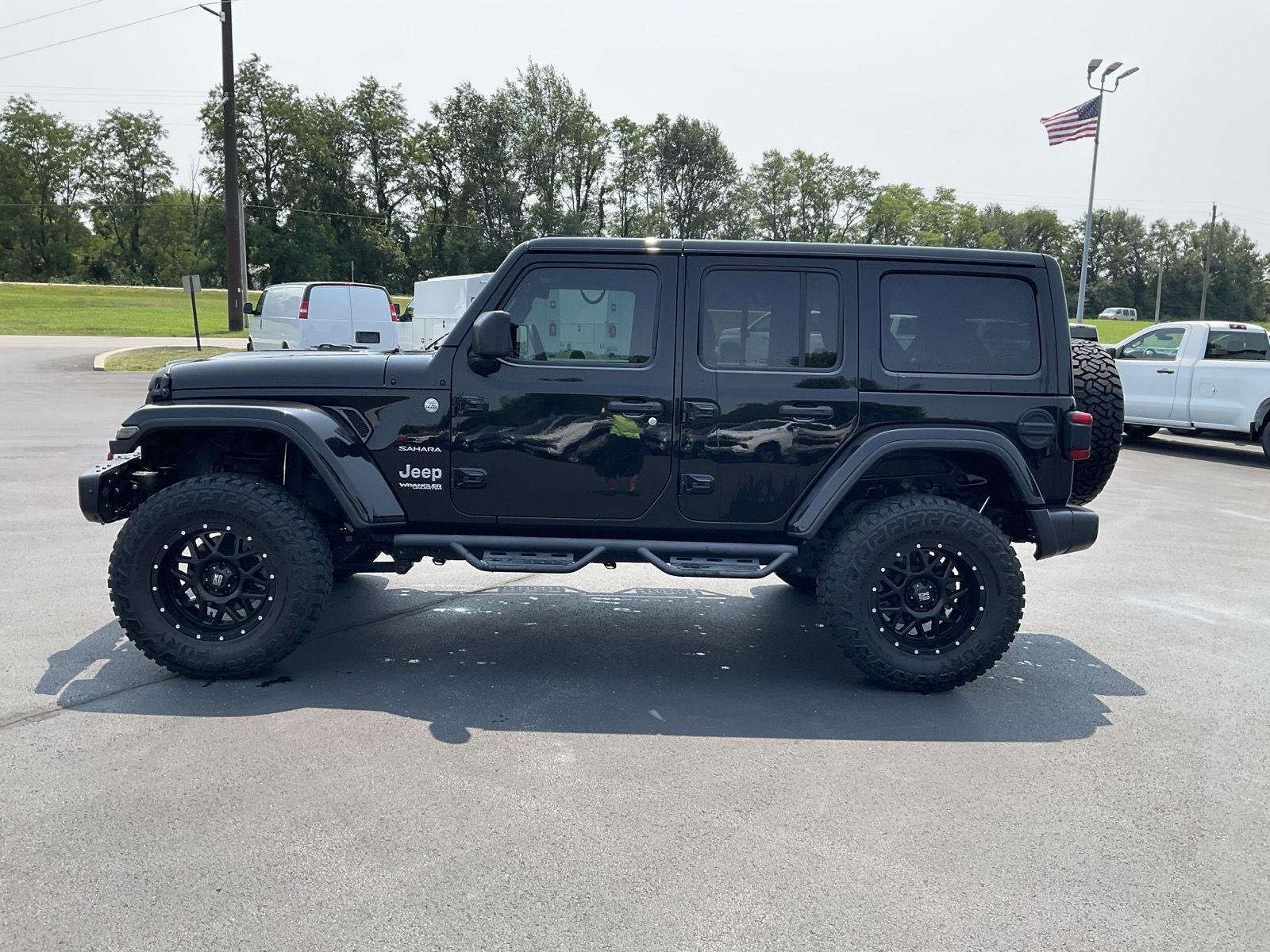 Used 2018 Black Clearcoat Jeep Sahara image 4