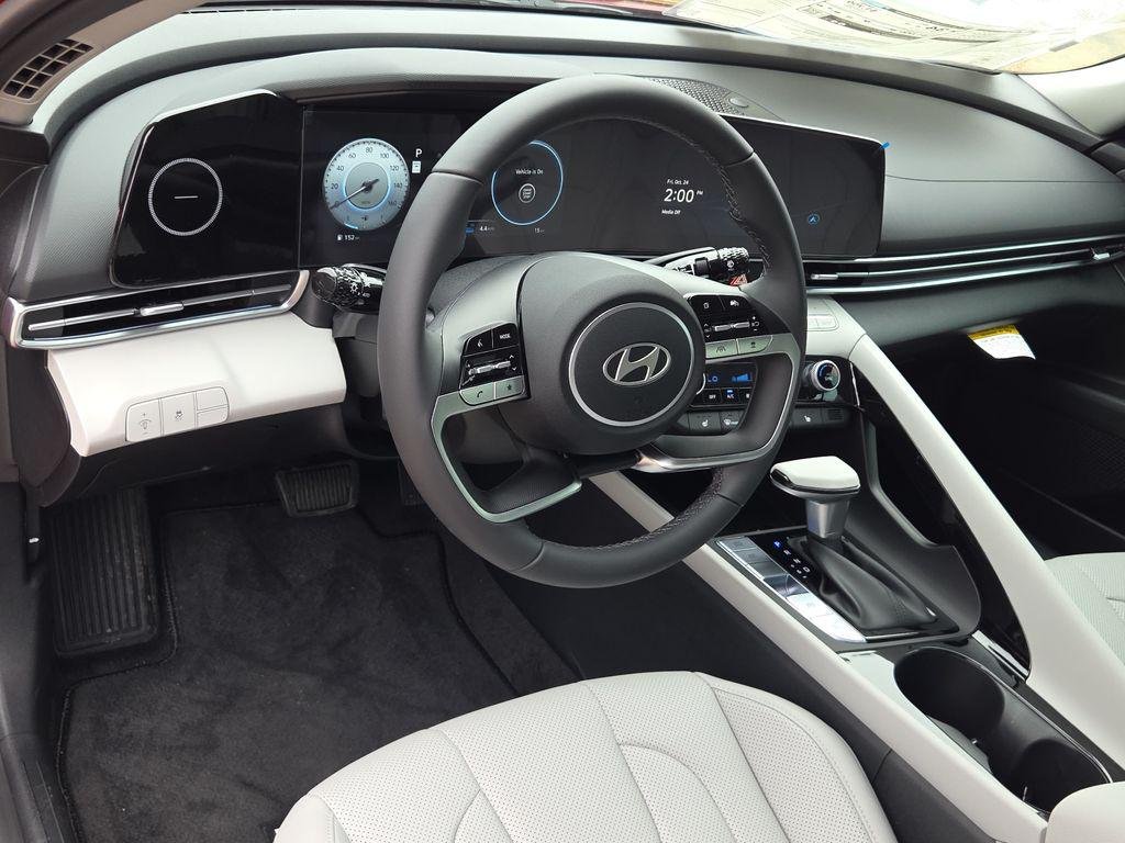 2025 Hyundai Elantra Limited - Photo 15