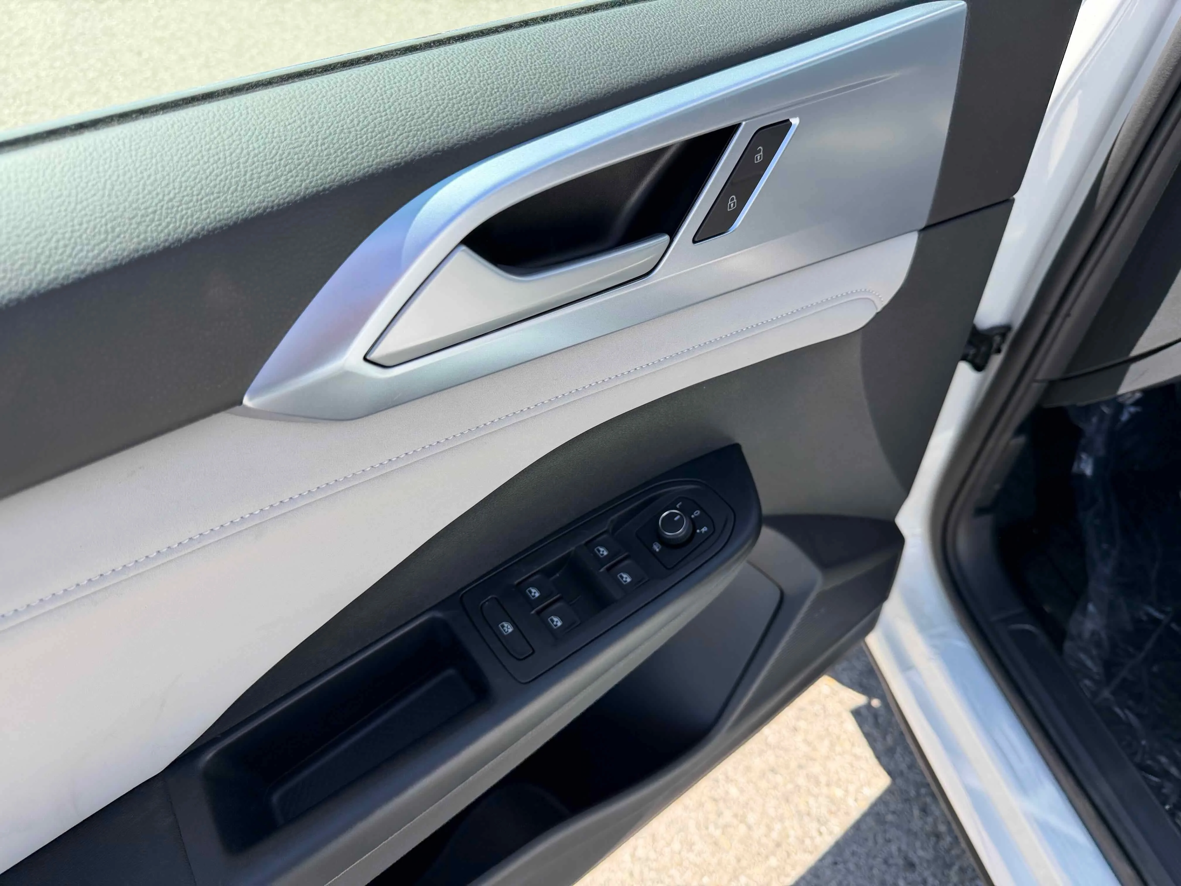 New 2026 Pure White Volkswagen SE image 15