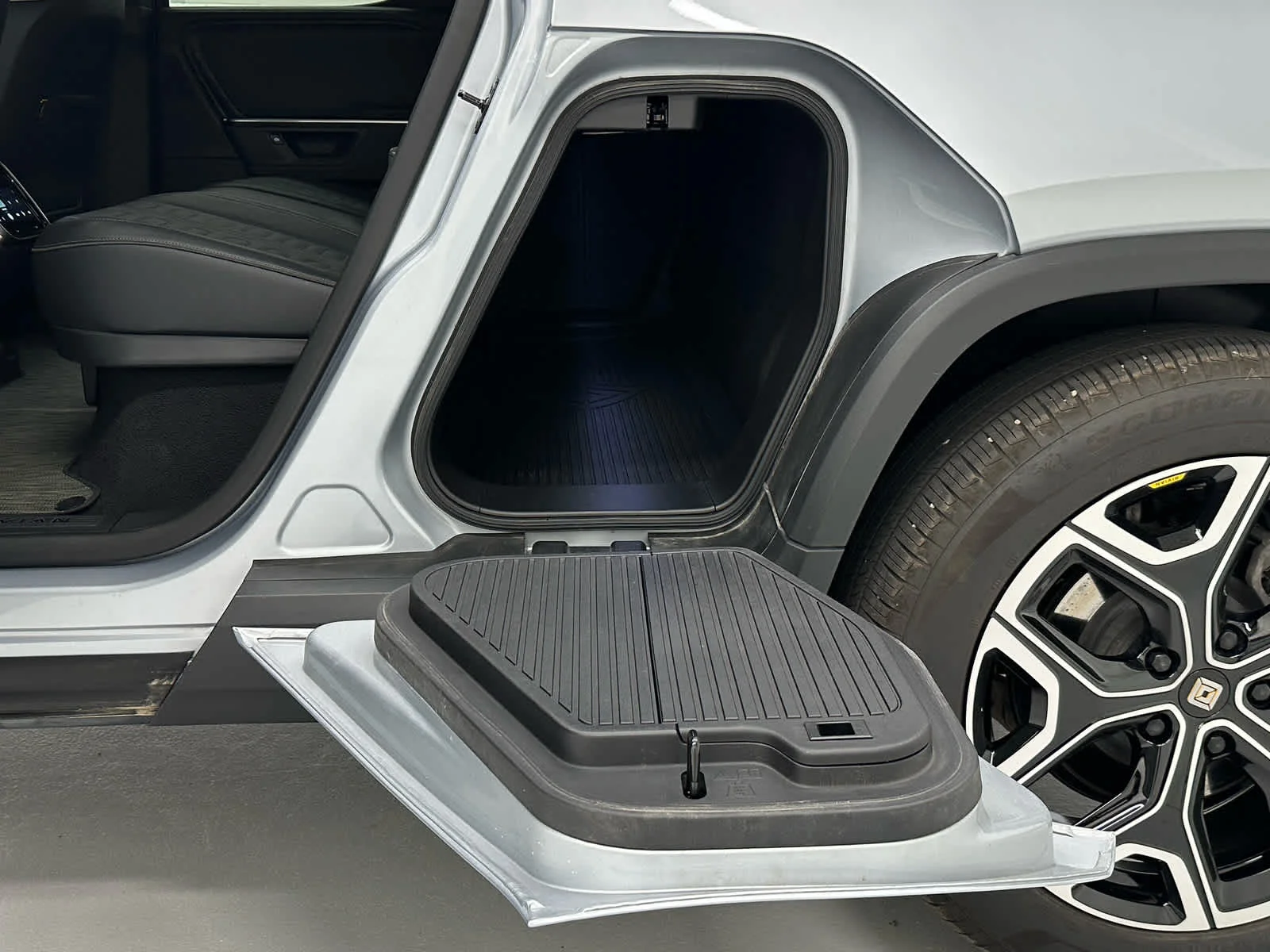 Used 2025 LA Silver Rivian Adventure image 38