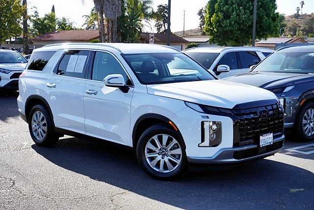 Used 2025 White Hyundai SEL image 2