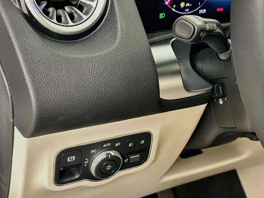 New 2026 Polar White Mercedes-Benz GLB 250 image 10