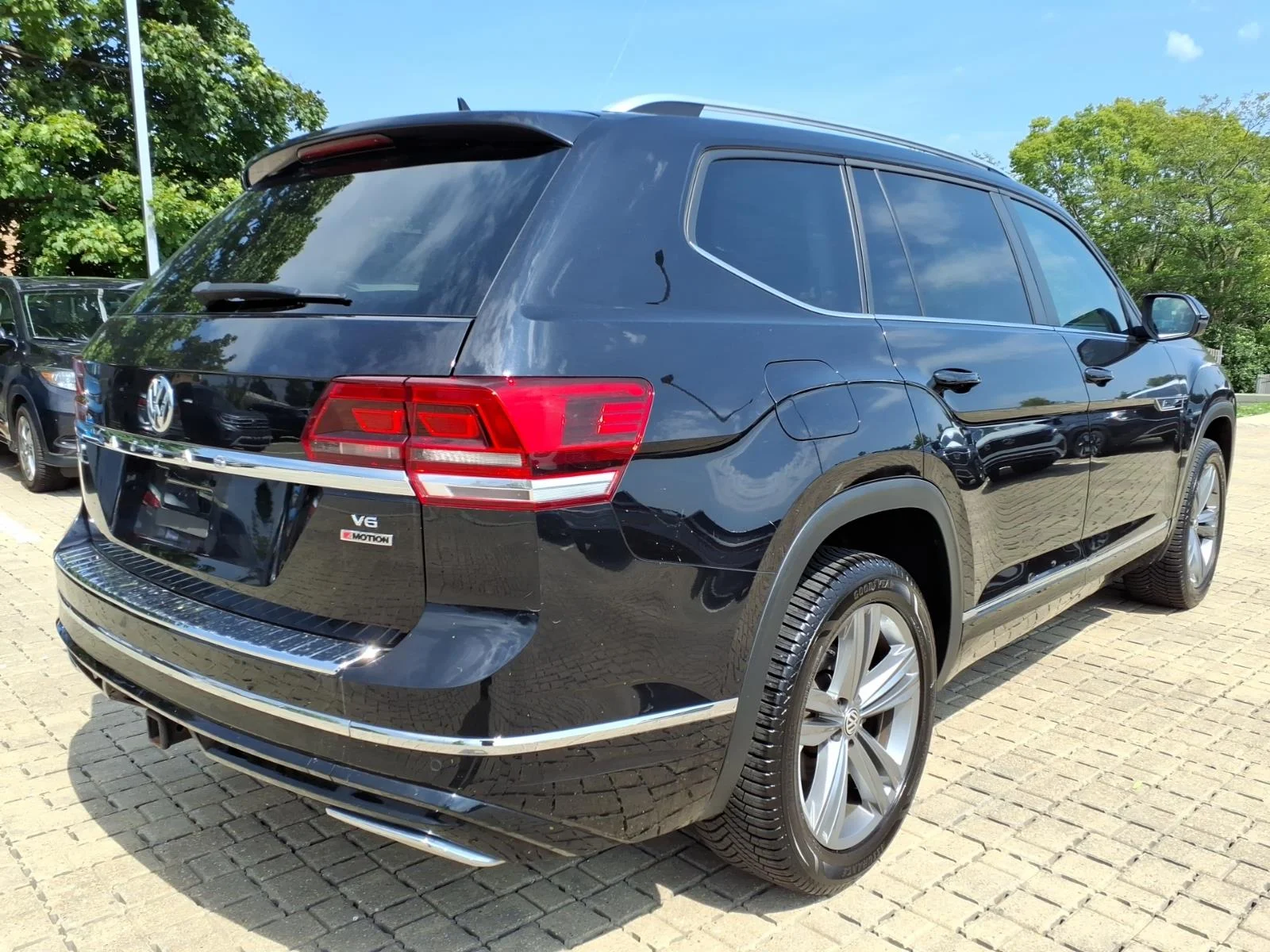 Used 2018 Black Volkswagen V6 SEL 4Motion image 7