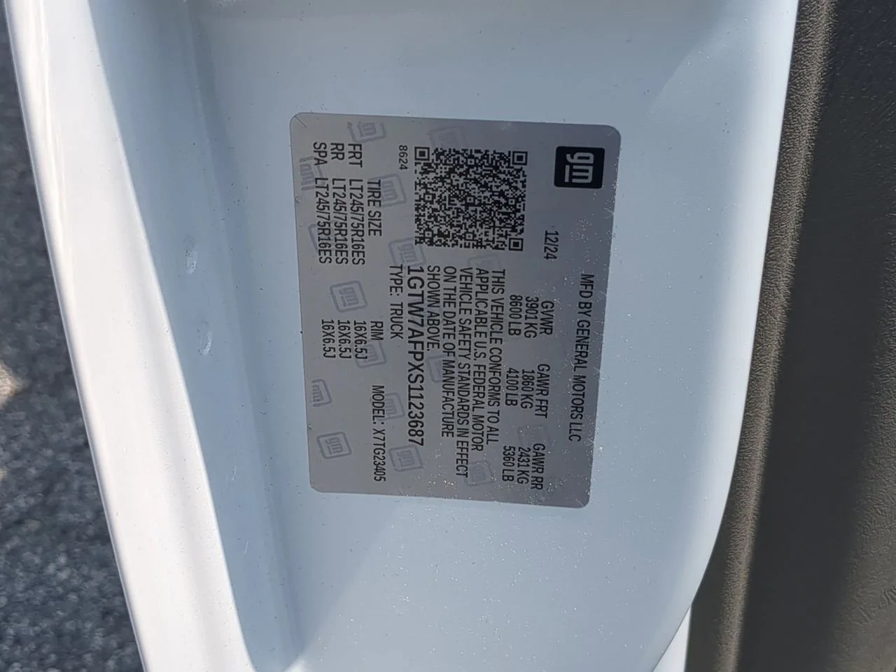 New 2025 Summit White GMC Work Van image 30