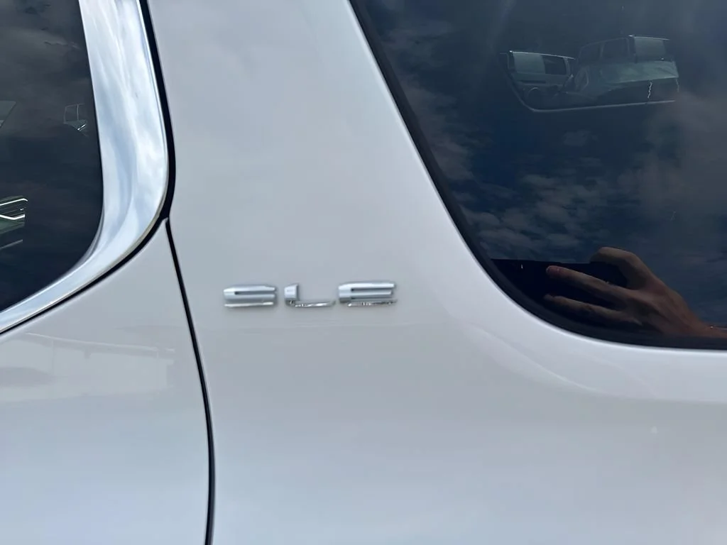 Used 2020 SUMMIT WHITE GMC SLE image 28