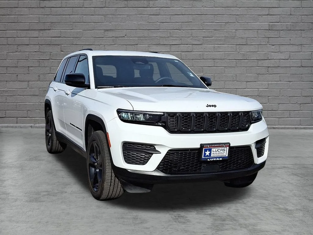 Used 2023 White Jeep Altitude 4x4 image 44