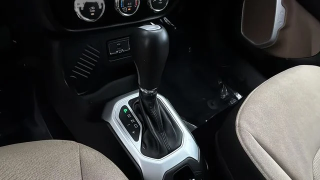 Used 2015 Silver Jeep Latitude image 28